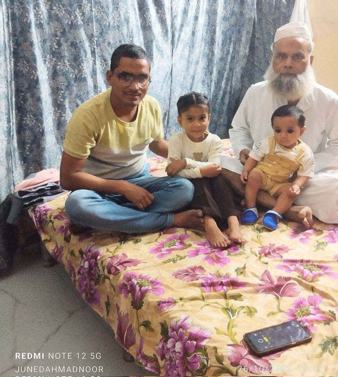 faranjuned's tweet image. اس تناور شجر کے روشن چراغ ہیں ہم
جس کے سایۂ شفقت تلے بیٹھے ہوئے ہیں ہم
جنید احمد نور
इस तनावर शजर के रोशन चराग़ हैं हम
जिस के साये-ए-शफ़क़त तले बैठे हुए हैं हम
जुनेद अहमद नूर
مسعود اپنے پرنانا/پردادا حاجی محمد علیم اللہ صاحب کے ساتھ
मसऊद अपने परनाना/परदादा के साथ