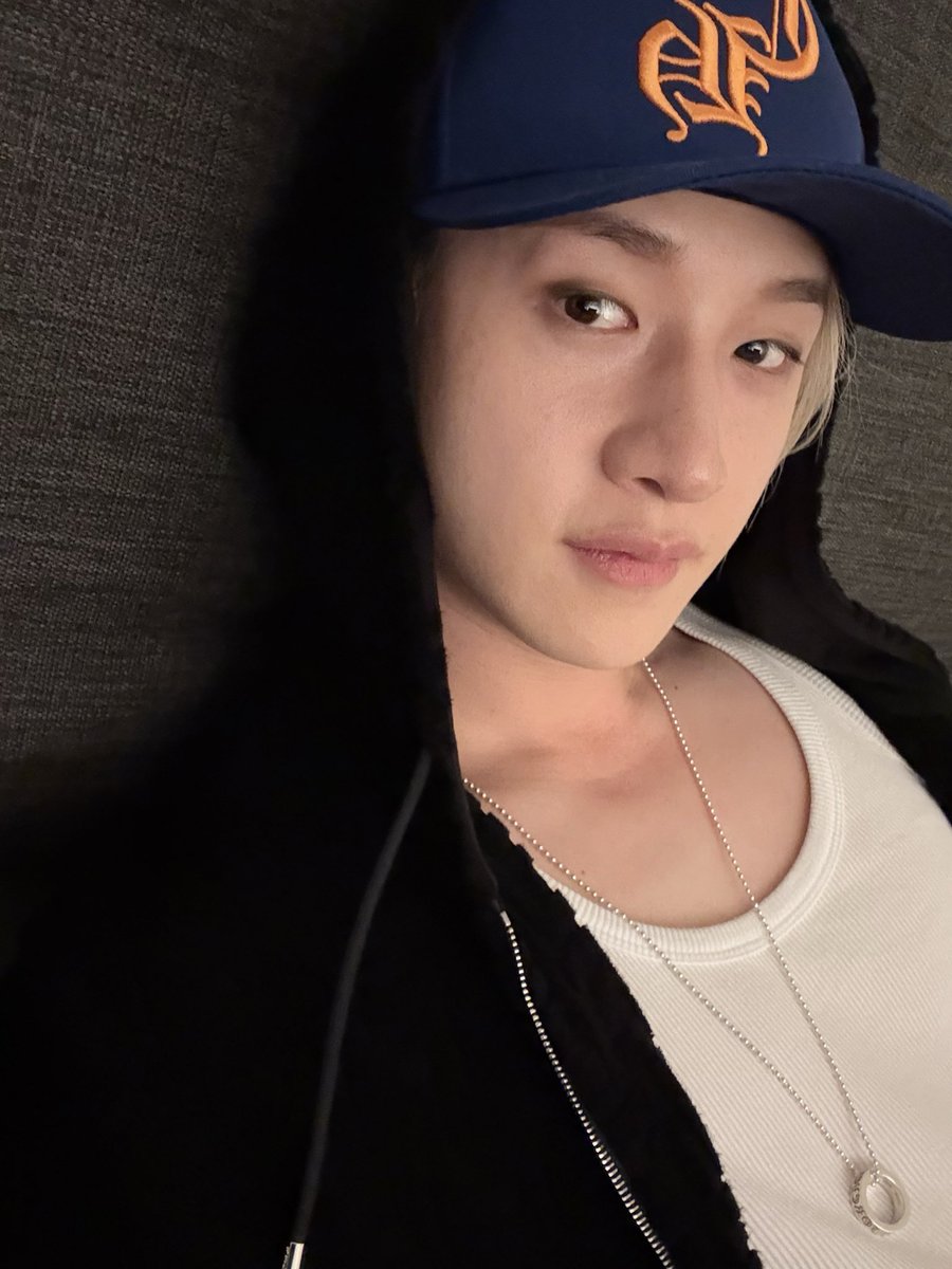 skzwithstay8's tweet photo. 🐺 - 🌱
[271025] 12:43 AM KST
(KOR&amp;ENG)

*SELFIES

Just got home https://t.co/b5U7fK2n4m