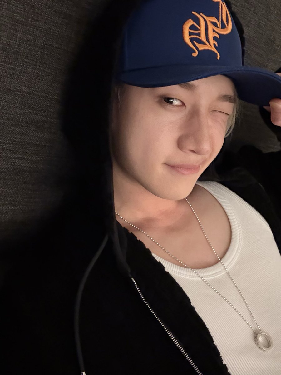 🐺 - 🌱
[271025] 12:43 AM KST
(KOR&amp;ENG)

*SELFIES

Just got home