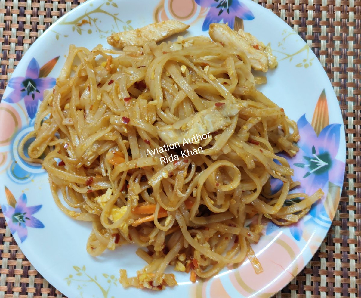Sunday #dinner #food egg &amp; chicken pad thai made by my brother's wife.. little spicy flavours but delicious 😋.
#thaifood #foodie #food