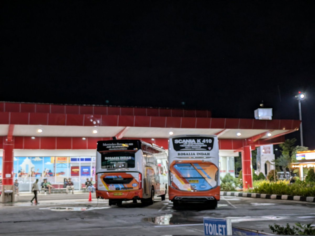 BudiOfficial's tweet photo. 21.45 service makan rosin rest area pemalang + nyolar
22.55 start rest area

Crew inisiatif isi solar saat penumpang services makan 👌👌, rosin lain yang makan dluan masih antre solar saat 3195 kluar rest area https://t.co/VbeWFnAnLx