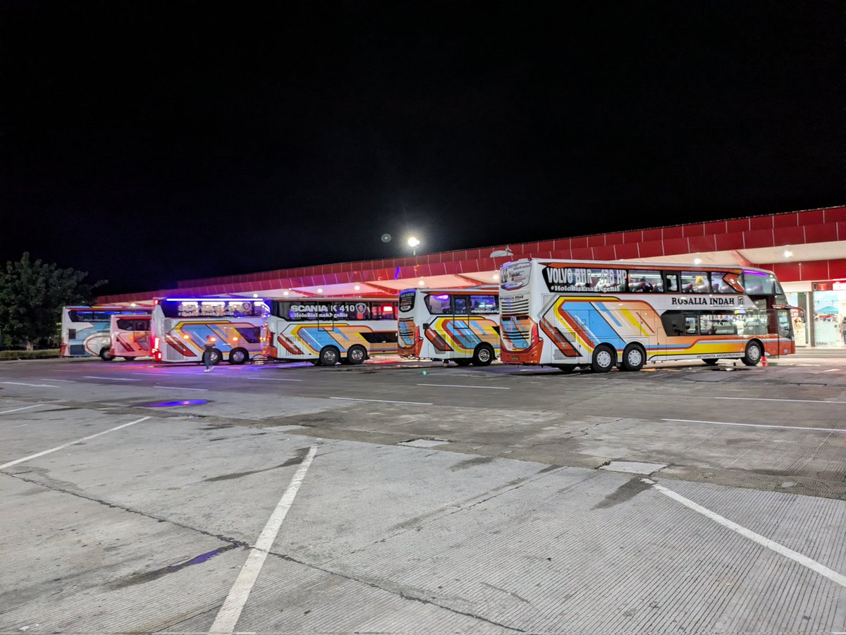 BudiOfficial's tweet photo. 21.45 service makan rosin rest area pemalang + nyolar
22.55 start rest area

Crew inisiatif isi solar saat penumpang services makan 👌👌, rosin lain yang makan dluan masih antre solar saat 3195 kluar rest area https://t.co/VbeWFnAnLx