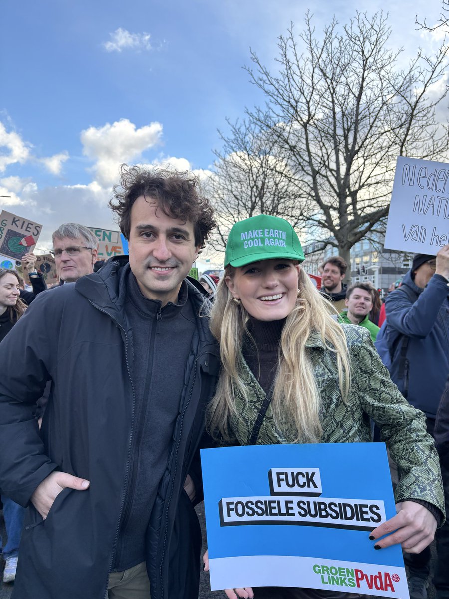 AnnaSjoukjevO's tweet image. Vandaag gingen we met duizenden de straat op🔥
We lieten zien dat klimaat bovenaan hoort en dat geeft hoop.
Woensdag kiezen we opnieuw voor klimaat. Tijd om de stilstand te doorbreken🙌🏻. #klimaatmars #klimaat #verkiezingen