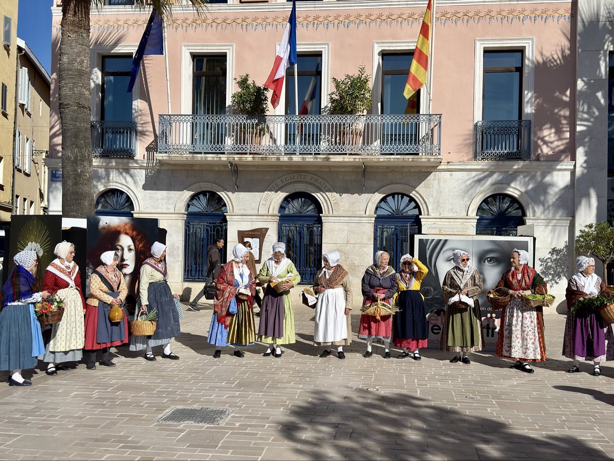 Je suis heureux d'avoir pu être présent aux côtés de Daniel Alsters, maire de Sanary-sur-Mer, pour le lancement du salon de l'Art santonnier.
Des artisans fiers de présenter figurines et décorations uniques.
Transmettre nos traditions et notre Histoire provençale est essentiel.