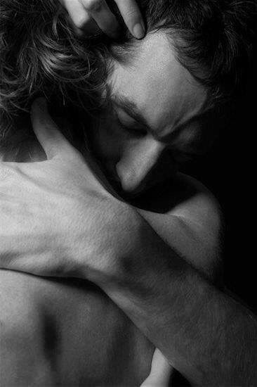 AlmarDeLuna's tweet photo. Solo espero el momento en que nos desnudemos de todo:
piel con piel, alma con alma,
beso por beso, devorando el tiempo.
Esconderme en tu olor hasta respirar tu vida,
renacer en ese roce que no suelta, en el palpitar que nos ata,
donde el mundo se apaga y solo queda el nosotros, entrelazados, eternos.