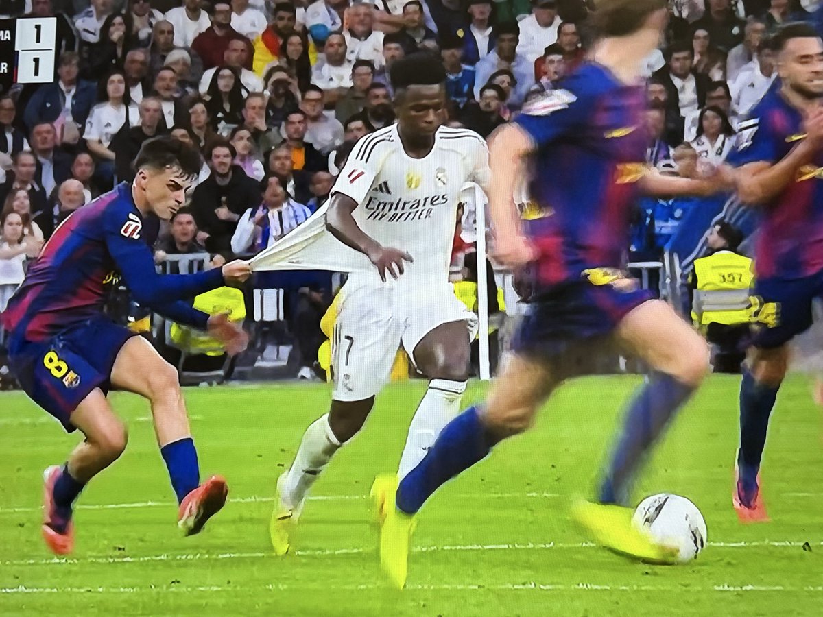 GustavoRocaGOL's tweet photo. Vamos Vini, no seas mala onda, cámbiale o regálale la camiseta a Pedri. #elclasico https://t.co/xbpPCM6uvD