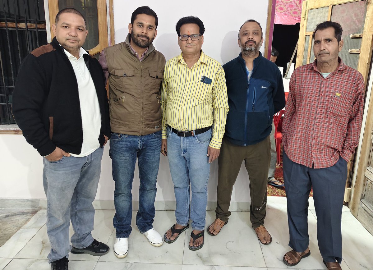 rishav_pandav's tweet image. आज #बैजनाथ के मुख्य व्यवसायी आदरणीय श्री सुभाष शर्मा जी की सुपुत्री एवं हमारी बहन इंदु जी के विवाह समारोह में उपस्थित होकर समस्त परिवारजनों को शुभकामनाएं प्रेषित की...🙏🙏🙏
#Heartiest_Congratulations

रिशव पांडव