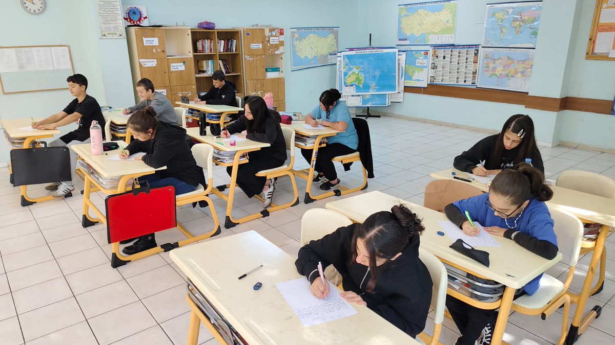 *Geleceğin Yazarları Projesi* kapsamında *Adalar Anadolu İmam Hatip Lisesi* öğrencileri, kitap çalışmaları için yazma süreçlerine heyecanla başladı.  
Genç kalemler, hayal gücü ve özgünlükle buluşarak geleceğin edebiyatına ilk adımlarını atıyor. 📚✍️ <a href="/gelecegnyzrlr34/">Geleceğin Yazarları</a> <a href="/nese_v/">Nese Vural</a>