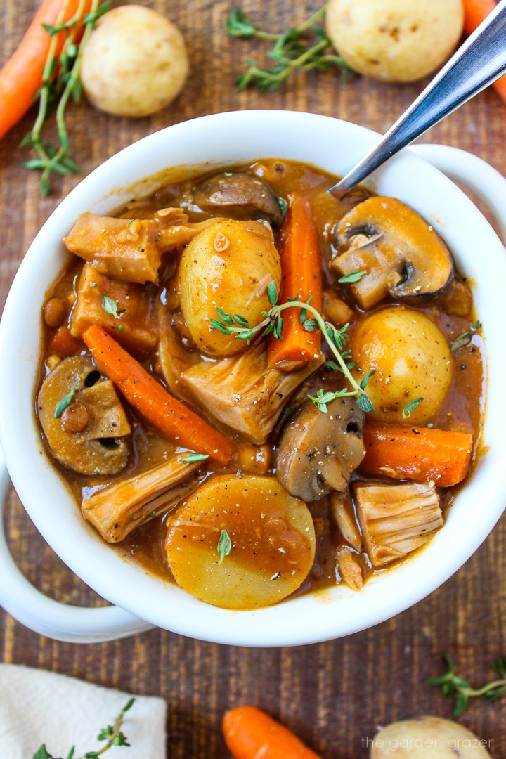Vegan Pot Roast! 🥔🥕🥣 This ultra-comforting recipe is easy to assemble with chunky veggies, meaty jackfruit, and a savory blender gravy. Just like the classic, it's brimming with rich, satisfying flavors that'll warm you from the inside out! #vegan
thegardengrazer.com/vegan-pot-roas…