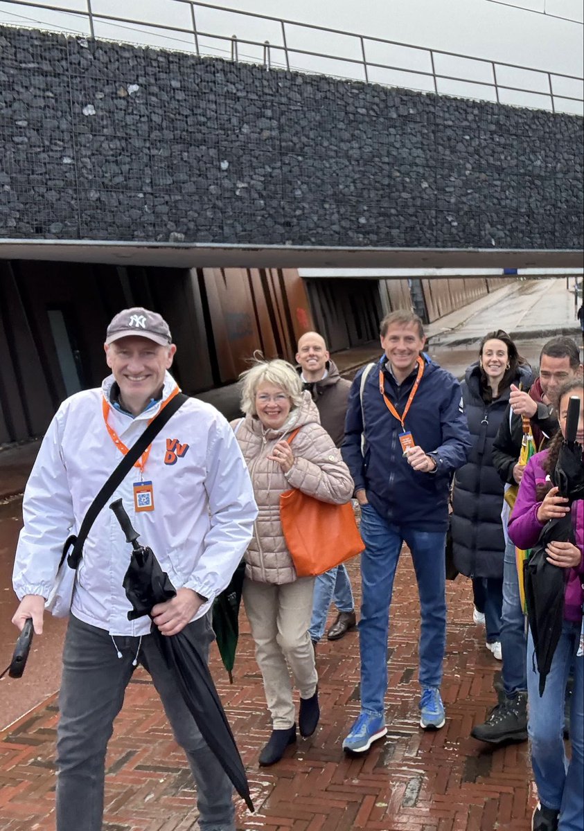 Ook in #Bilthoven flyers uitgedeeld. Niet langer de enige in de witte #VVD jas. Koffie gedronken bij een trotse ondernemer. 25 jaar dag in dag uit aan de slag voor verse boodschappen in zijn dorp. Dank voor het delen van je ervaringen! #verkiezingen #TweedeKamer <a href="/ClaireMartens3/">Claire Martens - America</a>