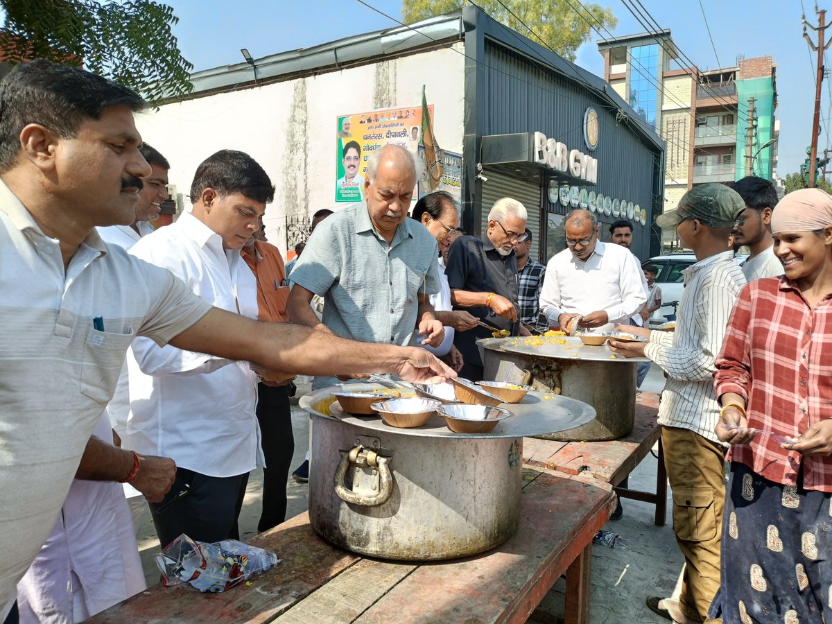 #Day19 - साहिबाबाद विधानसभा कार्यालय पर निरंतर चल रहे पावन कार्तिक माह के भंडारे में श्रद्धालुओं ने प्रसाद ग्रहण किया।

#CabinetMinister #MLASahibabad