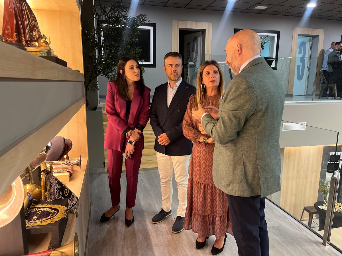 ⚪️'LA PASIÓN'
La alcaldesa, <a href="/auxidelolmo/">Auxi del Olmo</a>, acompañó a <a href="/PasiondeLinares/">Pasión de Linares</a> en la inauguración de su sede social.

🔹 Del Olmo destacó "el prestigio de esta formación y su aportación a la Semana Santa, siendo un ejemplo del talento que atesora #Linares y embajadores de nuestra ciudad".