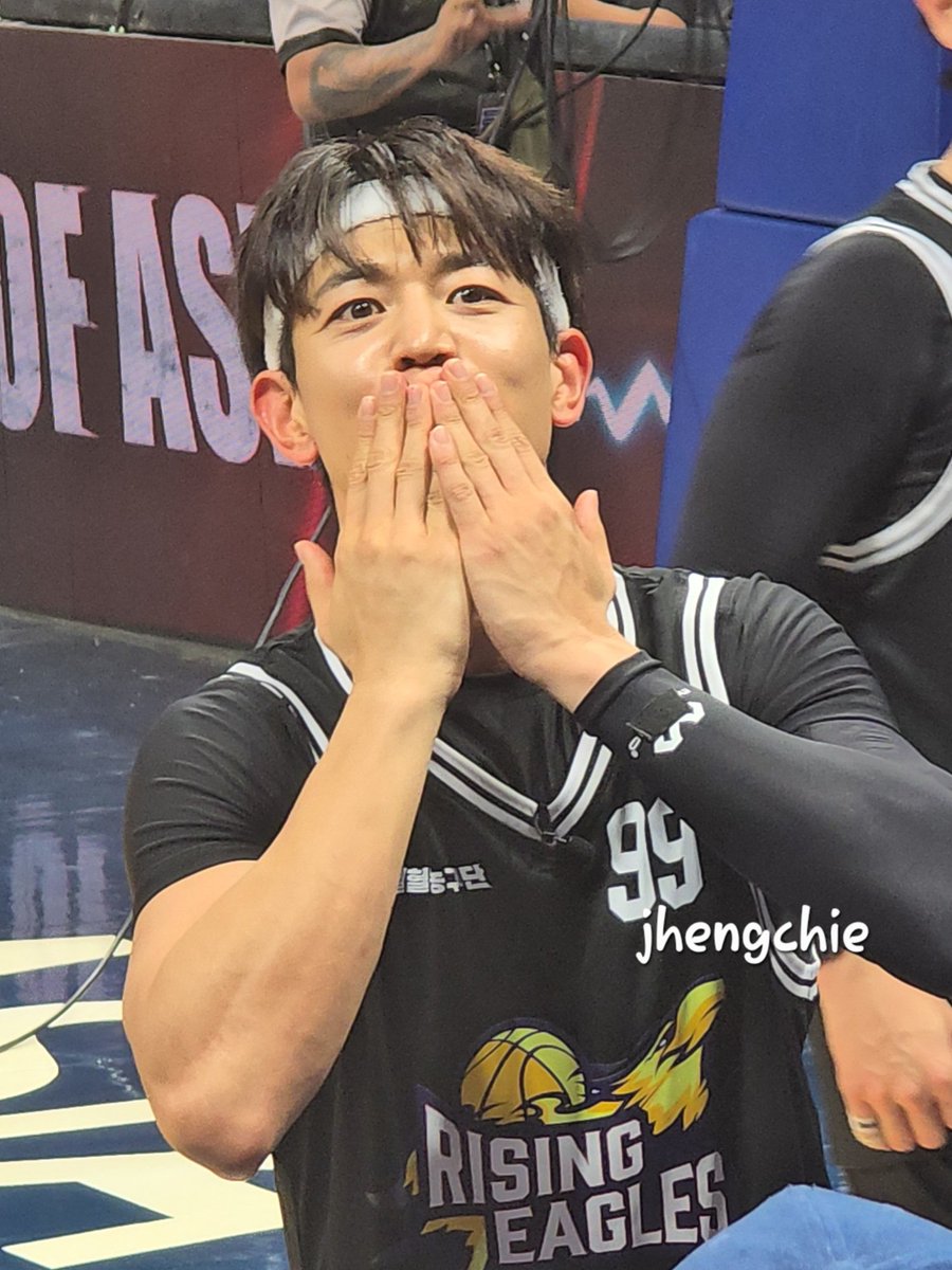 jhengchie's tweet photo. Kiss from #Minho

#BENCHShootOfAsia 
#shootofasia https://t.co/T6SPwuhzMo