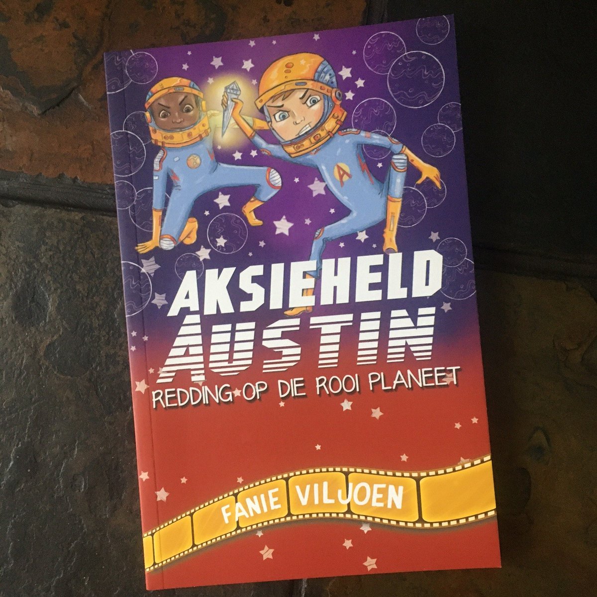 Ewald kry strawwe kompetisie wanneer die vervaardigers 'n nuwe hoofspeler oorweeg vir die volgende Aksieheld Austin-film. <a href="/LAPAUitgewers/">LAPA Uitgewers</a> #nadenepetrick <a href="/FanieViljoen2/">Fanie Viljoen</a>