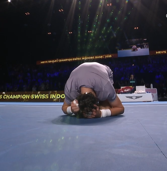 It means a lot for Fonseca.

It's a tournament that he grew up watching because of his idol Federer.

Amazing scenes.