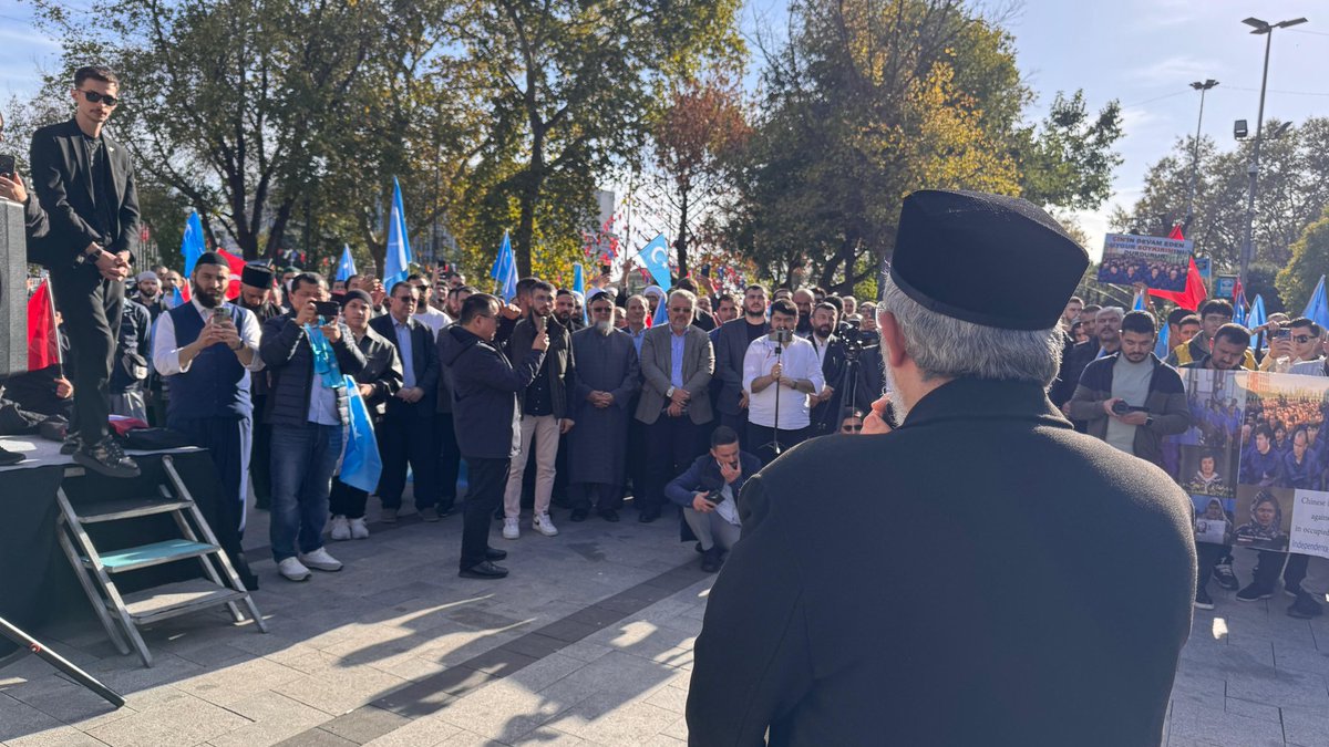 ihsanhocaresmi's tweet photo. Camileri yıkılan, kadınları kısırlaştırılan,ailelerinden alınan çocukları dinsiz bir eğitim sisteminde zehirlenen,işkenceyle katledilen, ölülerinin cenaze namazlarını kılmalarına müsade edilmeyen ÜMMETİN sahipsiz bıraktığı DOĞU TÜRKİSTAN ölüyor.HİÇBİR ŞEY YAPAMIYORSAN TARAF OL! https://t.co/xceyn489XF