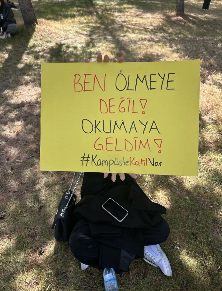imbehrapehlivan's tweet photo. #erüdecinayetvar
sessiz kalma !!!
bugün bizim fakültemizdeyse yarın senin fakültende olabilir 
susma, sesini duyur, unutma unutturma !!!
#erü #edebiyatfakültesi #erciyesüniversitesi https://t.co/FR72VYrTx5