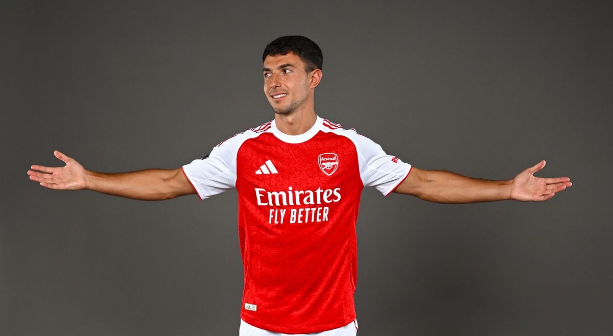 Biggest difference in Arsenal this season is Zubimendi.

Arteta on the pitch.

Tactical genius, combination of penetrative/circulatory passing, not a top athlete so makes up for it by not diving in &amp; delaying. Also an underrated spring.

Partey - too vertical. Zubi gives control.