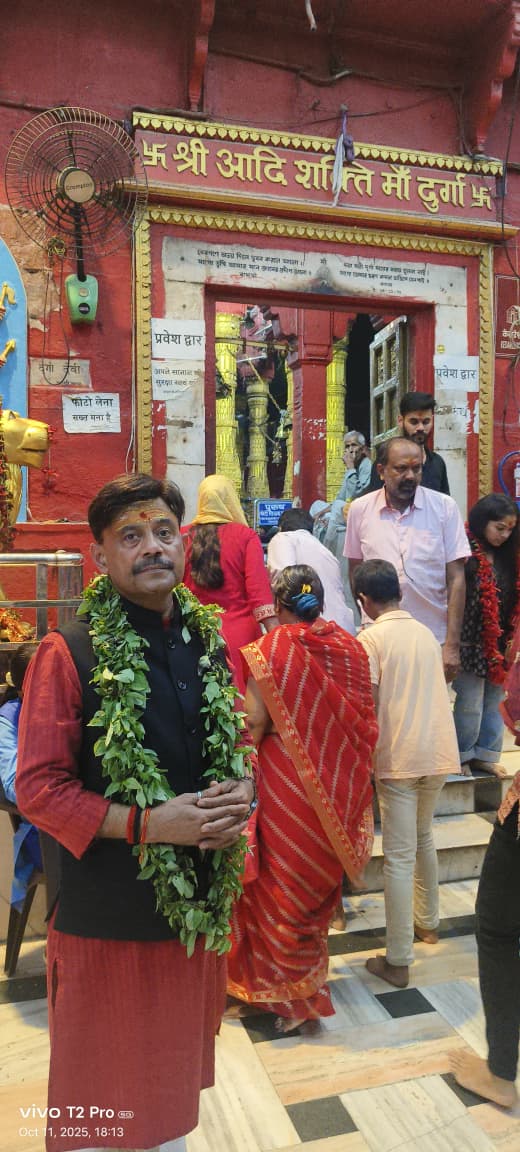 Aamitabh2's tweet image. हृत्पुण्डरीकमध्यस्थां प्रातः सूर्यसमप्रभाम् । 
          पाशाङ्कुशधरां सौम्यां वरदाभयहस्तकाम् । 
त्रिनेत्रां रक्तवसनां भक्तकामदुघां भजे ॥
बाबा बाबा सब कहें , माई कहे ना कोय
बाबा के दरबार में ,माई कहे सो होय ----
दुर्गा कुंड --- काशी