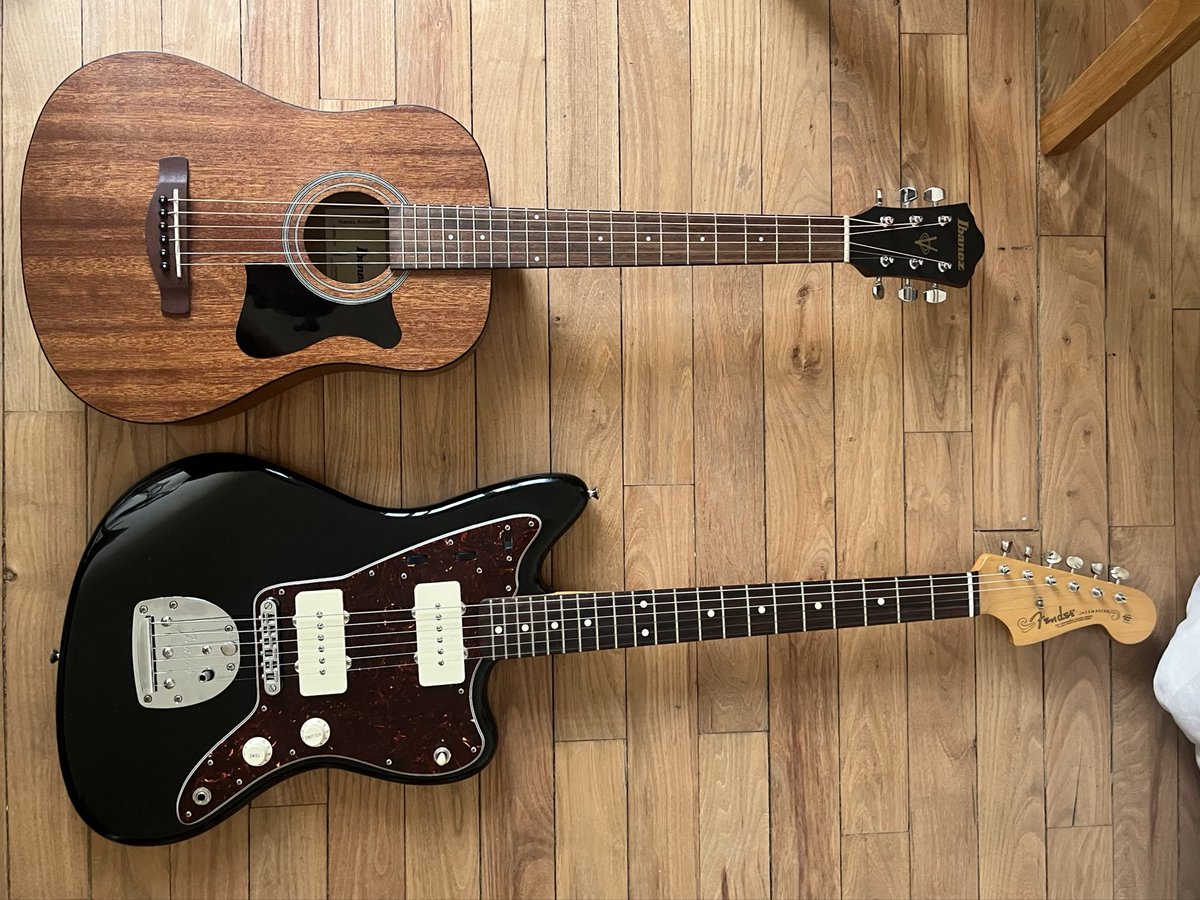 hace un tiempo tuve que vender mi acustica y jazzmaster por problemas económicos pero finalmente (y con algunas deudas..) acá están de nuevo :)