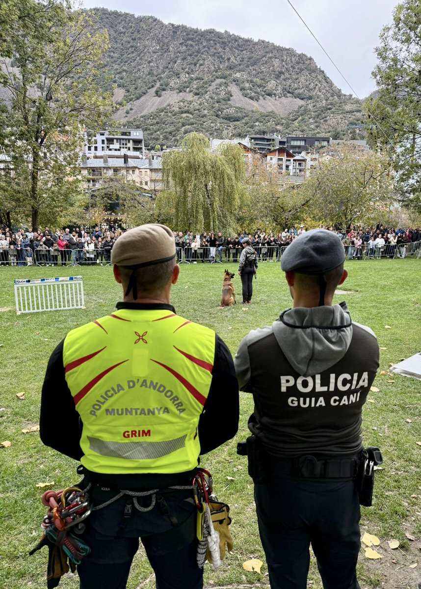 👏 Heu estat centenars les persones que ens heu acompanyat en cadascuna de les exhibicions dels guies canins de la Policia i els <a href="/BandersAndorra/">Banders d'Andorra</a> en aquesta edició de la #FiraAndorralaVella 👏

🙏 Un miler de gràcies per ser-hi i fer que hagin estat un èxit🙏

Fins l’any vinent❗️