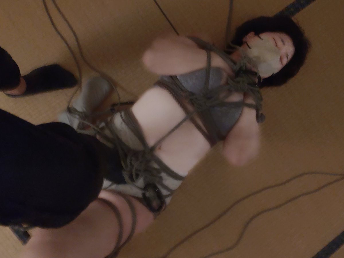 前手起飛，快樂加倍
（肩頸僵硬患者）

🪢 <a href="/ZZ_zzip/">ZZ</a> 
📍 <a href="/220shushi/">shushi 束室 ｜繩教室｜BDSM工具販售</a> 
🗓️ 2025. 3. 12
給ZZ綁第一次有拍到照的就剛好穿到高腰阿嬤內褲 *小聲的大哭*