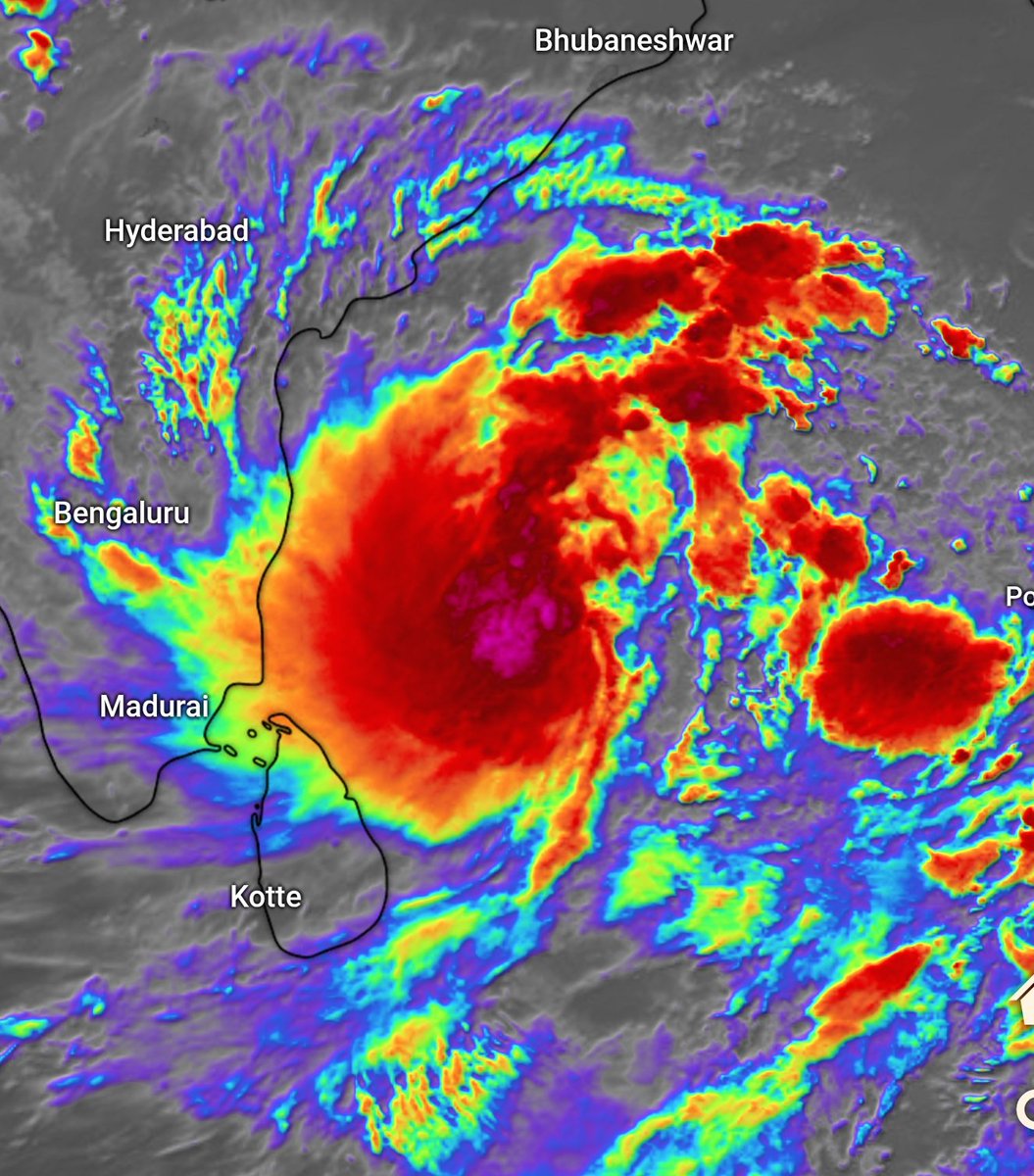 shetty_athreya's tweet image. Severe #CycloneMontha Update 5 🌀

Deep Depression moved WNW over last 10 hrs and intensified into Cyclonic Storm 'MONTHA' at 9pm today 26 October, lay about 470km ESE of #Chennai and 630km SE of #Machilipatnam.

Max winds are 65-75kmph gusting 80kmph with minimum central