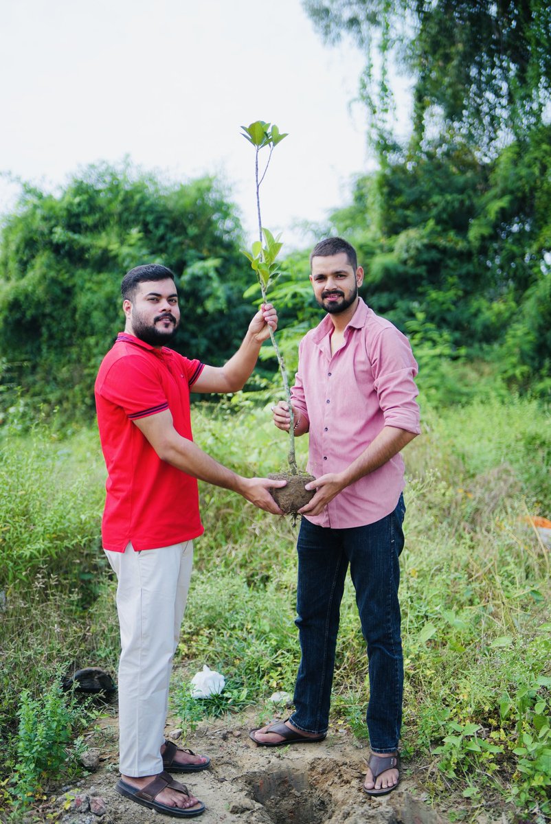 #हर_रविवार_पौधरोपण के क्रम में 241वें रविवार को दीर्घेश्वर नाथ मंदिर में 2 कटहल, 2नींबू , 1 नीम के पौधे रोपित किए गए ..मंदिर परिवार ने पौधों के संरक्षण की ज़िम्मेदारी ली । #deoria #green_deoria <a href="/DrVNMishraa/">Vijaya Nath Mishra O+</a> <a href="/divyamittal_IAS/">Divya Mittal</a>