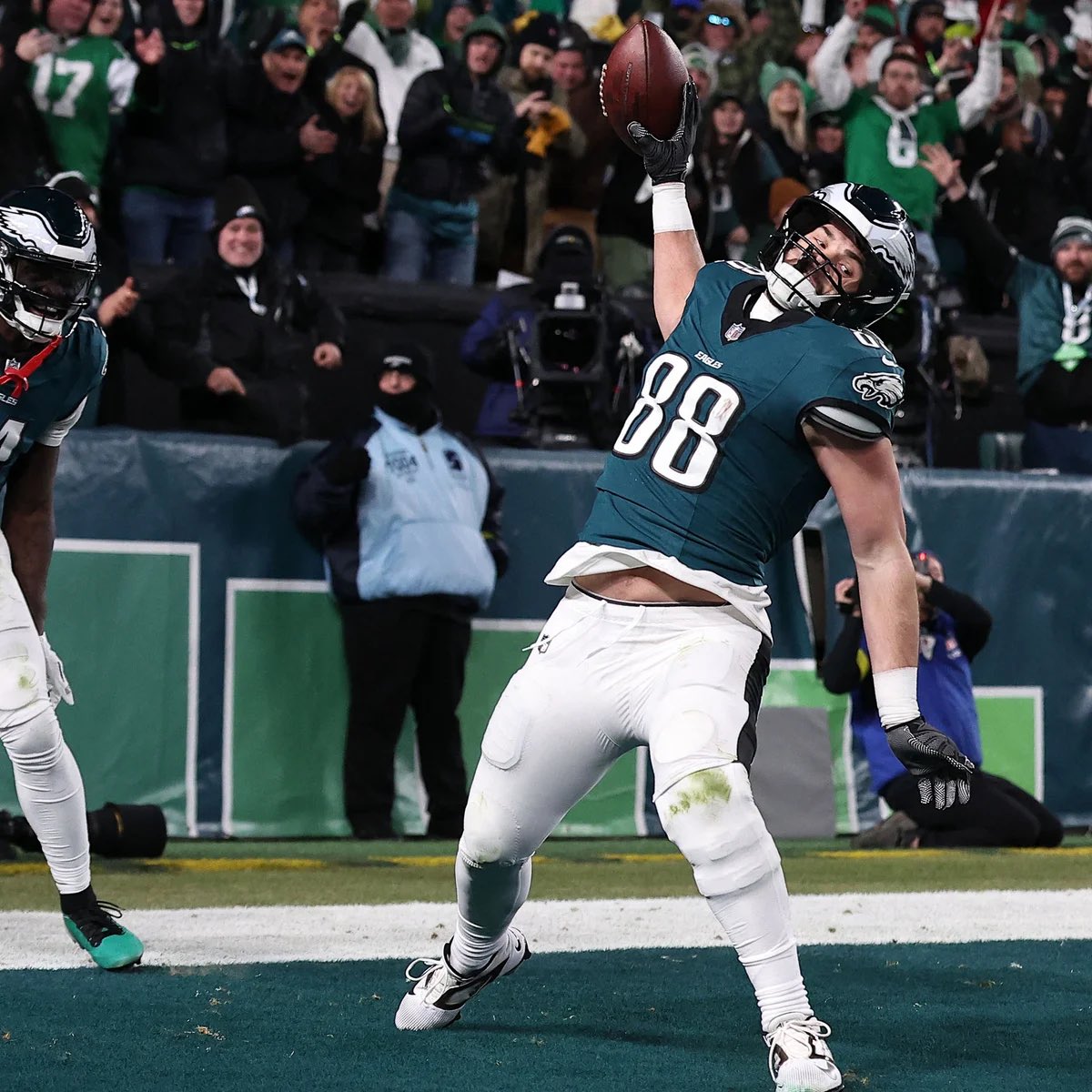 TwoPropsOneUnit's tweet photo. Tight end thread⬇️

🦅 Dallas Goedert vs. Giants
• Spike in red-zone targets lately ✅
• Giants have struggled to contain TEs lately
• Eagles’ offense runs through efficient scoring drives — Goedert is right in that mix https://t.co/4zouU6J5Gh