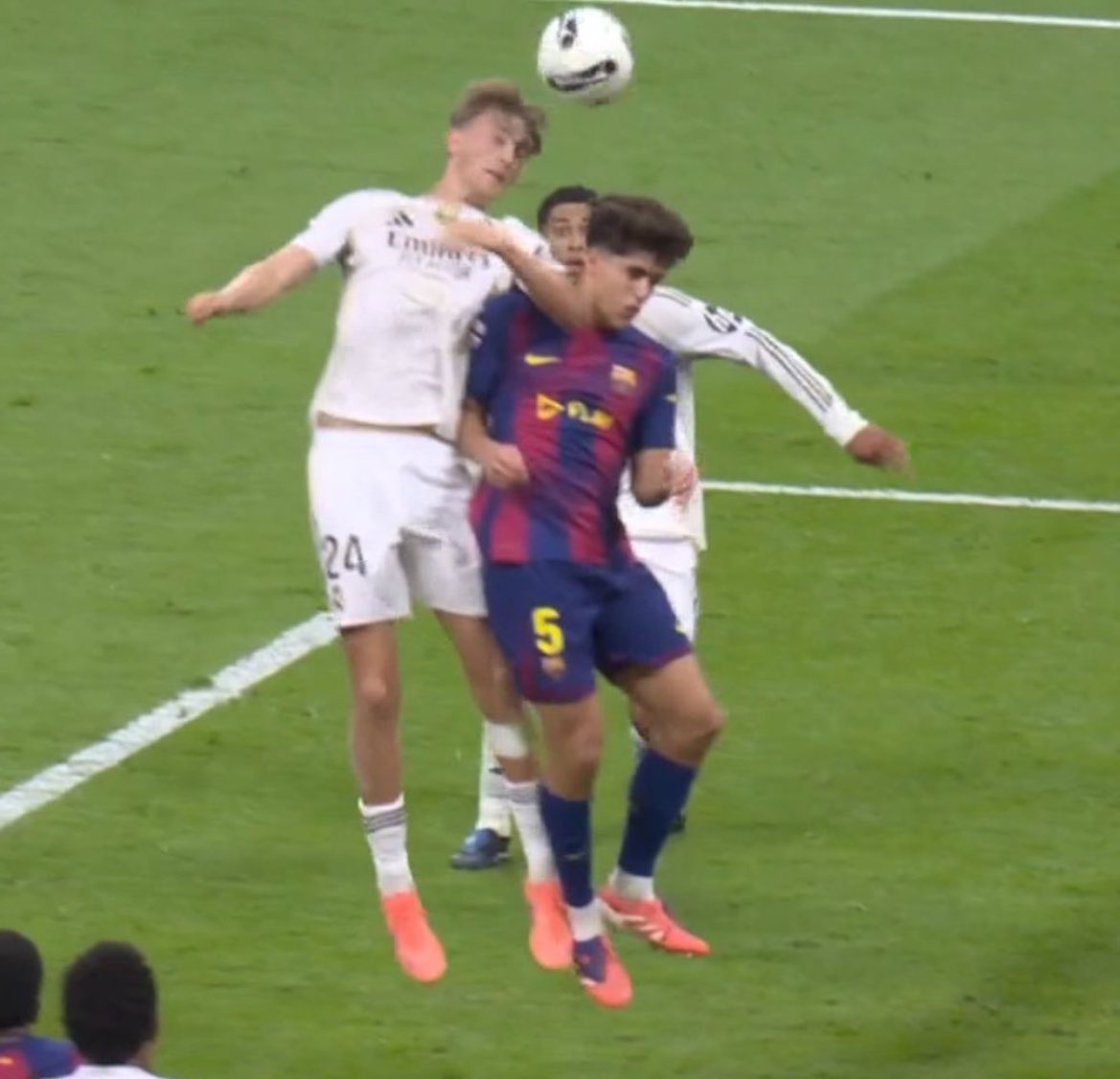 ana messi (@anaclz10) on Twitter photo voltou ao normal, isso aqui foi muito falta no segundo gol do real madrid voltou ao normal, isso aqui foi muito falta no segundo gol do real madrid