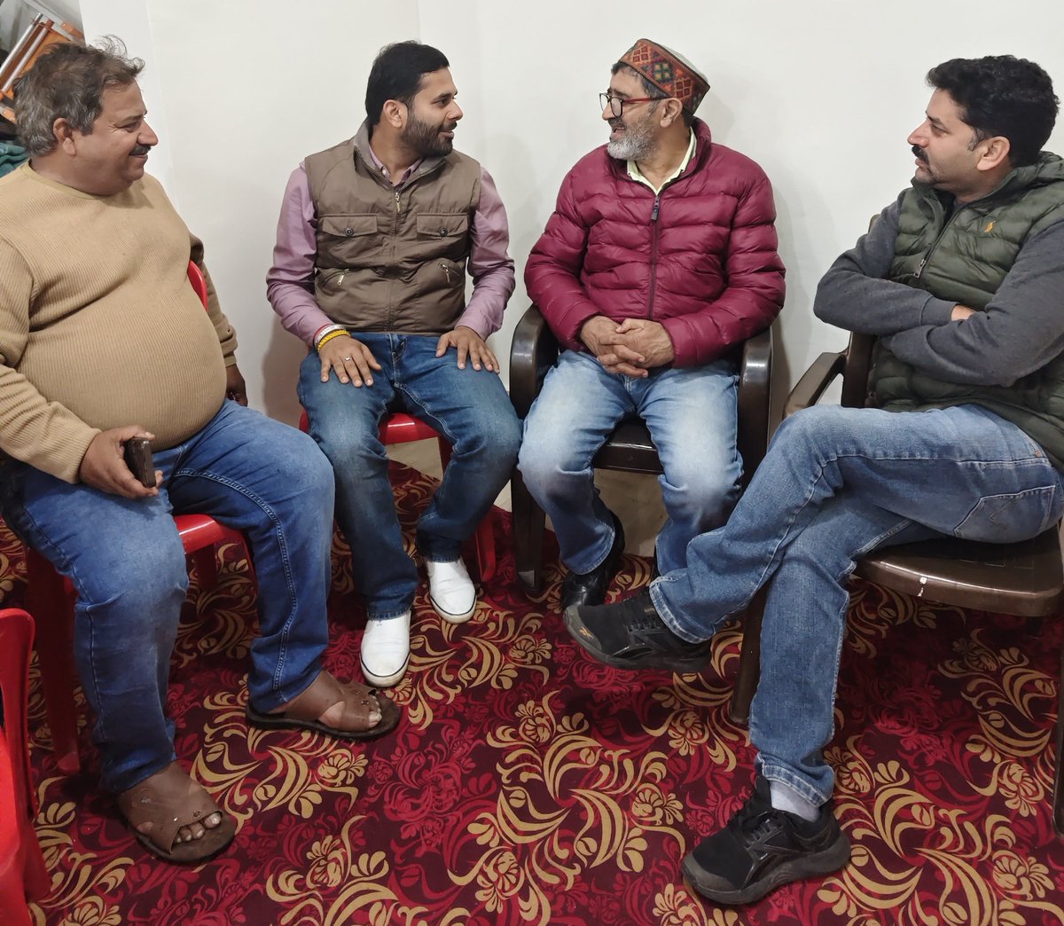 rishav_pandav's tweet image. #बैजनाथ में वरिष्ठ पत्रकारों के साथ स्थानीय मुद्दों पर चर्चा की...🙏🙏🙏