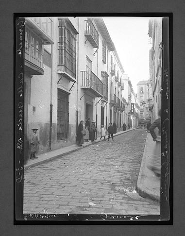 1908. Casa donde nació Eugenia de Montijo en la calle Gracia 12, a la altura de la iglesia de la Magdalena. Ya aparece la placa conmemorativa que colocó nuestro ayuntamiento en 1867.
