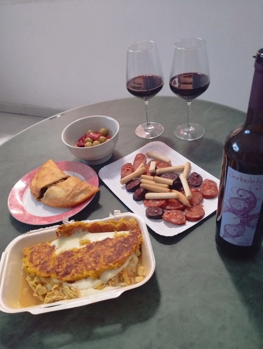 Vino de Constantina, morcilla ibérica y chorizo de jabalí de Las Navas de la Concepción, aceitunas de El Arahal, empanada pabellón y cachapa venezolanas. Esto es fusionar culturas y lo demás, tonterías 😂😂 <a href="/Valen_tinaM/">Valentina</a>