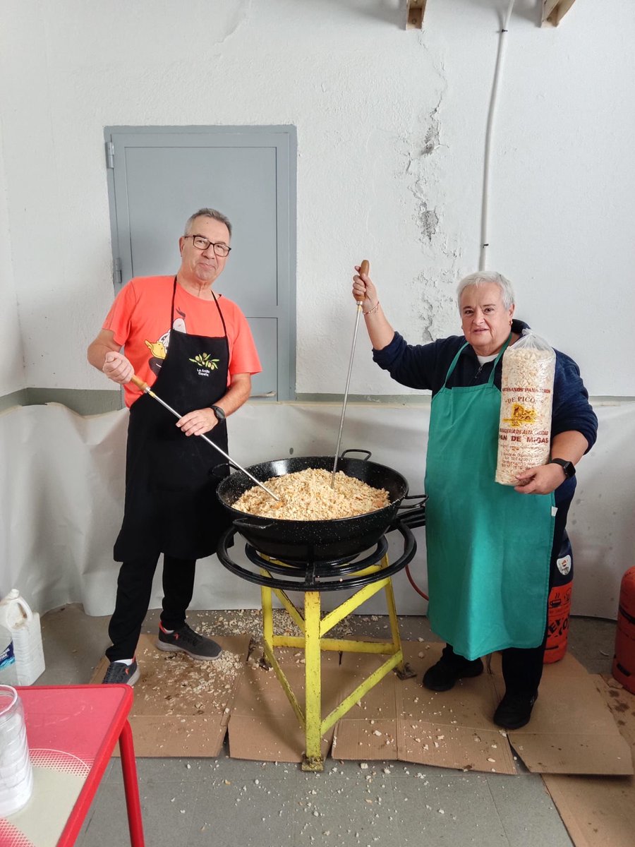 🍇 La gastronomía manchega, protagonista de la XX Fiesta de la Vendimia: Migas, gachas, rosquillos, queso manchego y vino de nuestra tierra se han degustado en nuestra sede entre socios y amigos. 

#FiestadelaVendimia #CastillalaMancha #Valdemoro