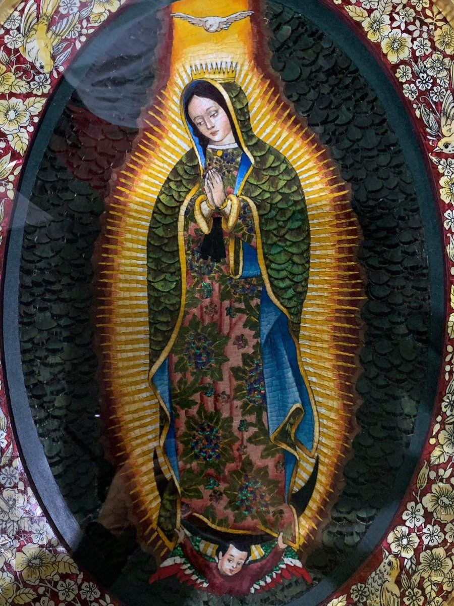 Para un domingo bendecido, la Virgen de Guadalupe, símbolo profundo de fe, amor y mexicanidad, cobra vida en esta obra única de arte plumario. Cada pluma, y su delicadeza milimétrica, revela el esplendor de una tradición ancestral.

#VirgenDeGuadalupe #SandraCuevasGaleríaDeArte