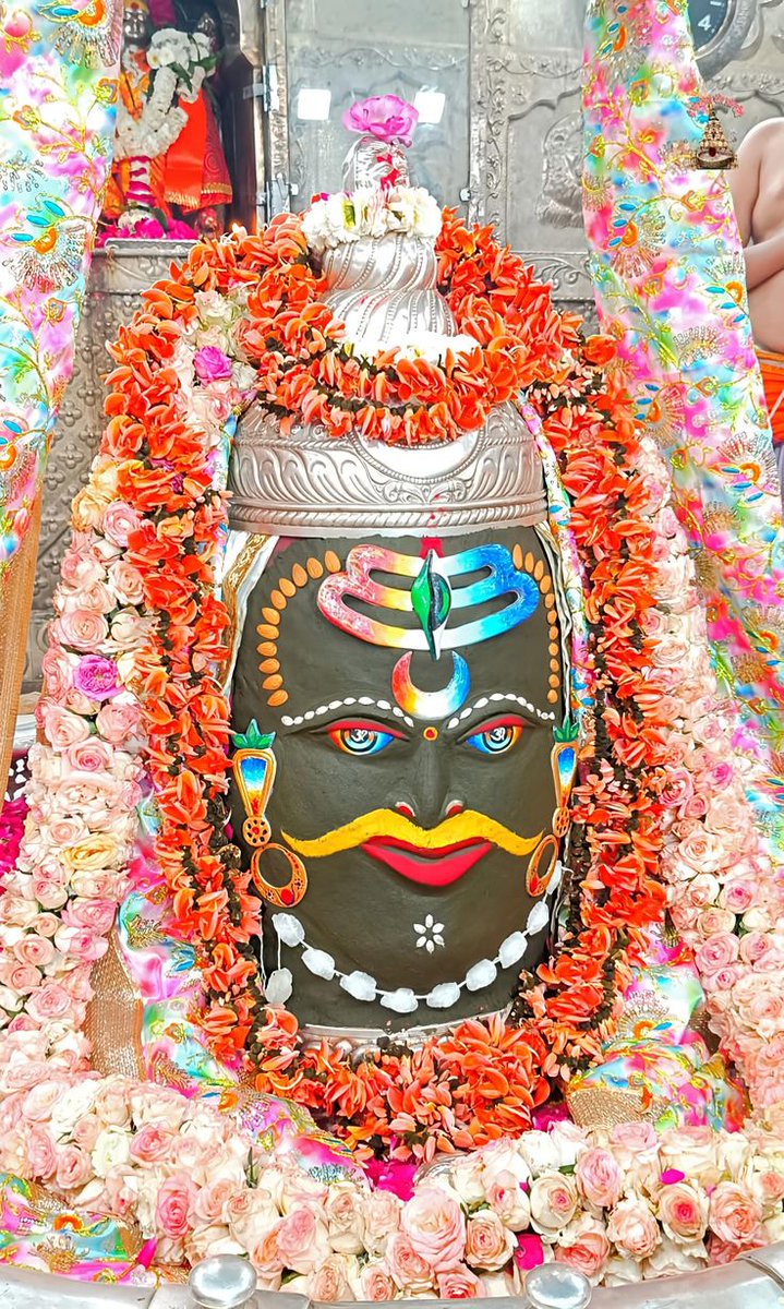 Ankit4_BJP's tweet image. भस्म से छिड़कते हैं पापों का अंत,
घंटों की गूंज में गूँजता भक्ति का संकल्प,
ध्यान में डूबे भक्त पाते हैं शांति,
महाकाल की कृपा से मिटते सब दुख और क्लेश ।।
शुभ रात्रि ✨
जय श्री महाकाल ज्योतिर्लिंग 🔱