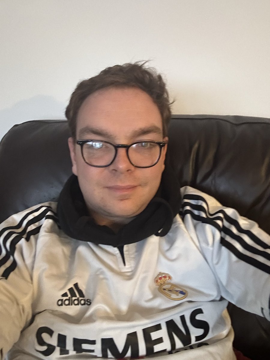 BlazinHot_Jonny's tweet image. VAMOS! LETS GO! Hala Madrid! 2-1 to Madrid so far!  Let’s capitalise in the second half! ⚪️⚫️ #ElClasico #RealMadridCF #BarcelonaFC