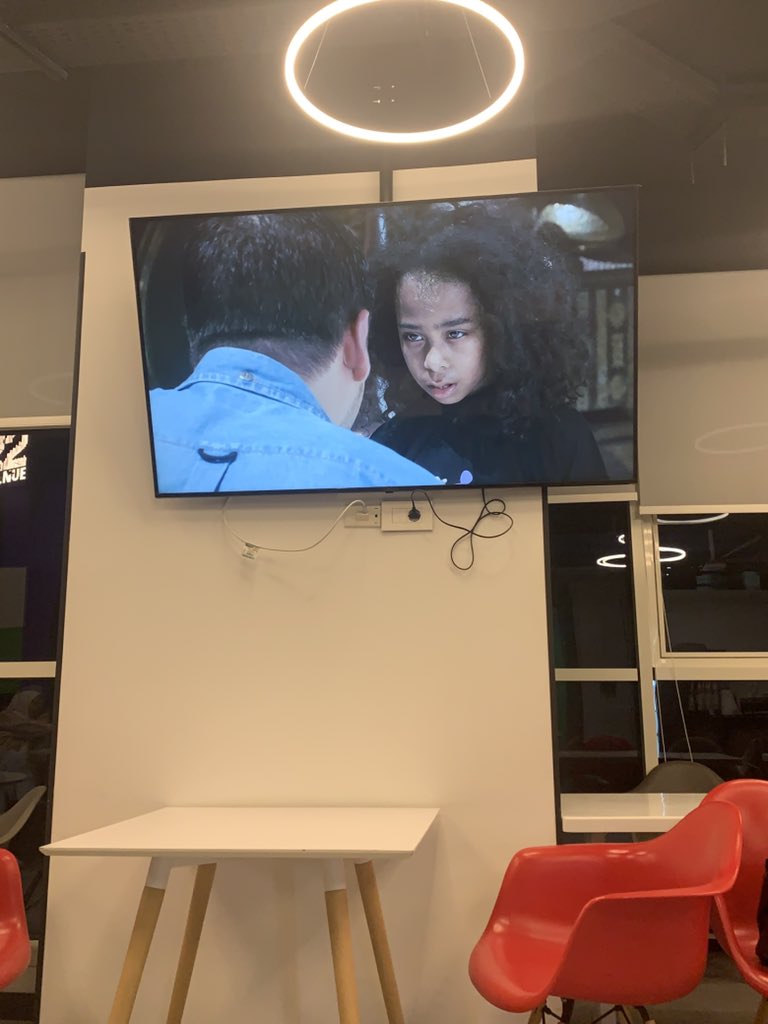 ف البريك اريا واحد كان مشغل Arcane واول ما قام انتهزت الفرصه وشغلت الفيلم ، اول ما رجع قعد يبص لسوكا ويبصلي بنظرات مريبة ومشي