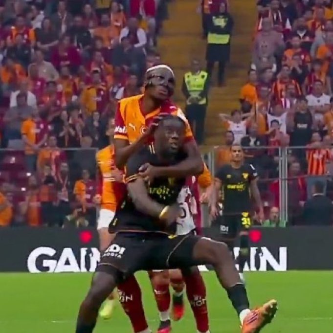 Bırakın kart vermeyi düdük bile çalmadı şu pozisyonda yüksek ihtimalle bizim maçta da aynı şeyler yaşanacak ki geçen seneki maçta yaşandı da. Direnç gösteren oynayabilen rakibi de bu yolla bastırıyorlar.