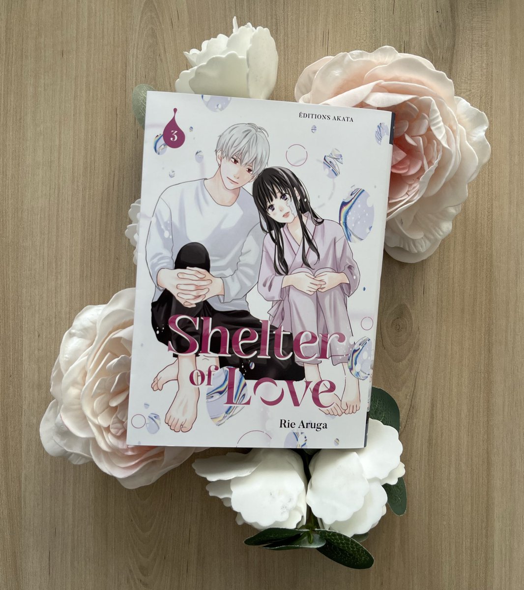 Me voilà avec la suite de Shelter of love de <a href="/aru_rie/">有賀リエ</a>. Je suis tellement fan de la série. Trop prenante et émouvante. 
La série est en cours au 🇯🇵avec 5 tomes, 3 en VF dispo chez <a href="/AKATAmanga/">Éditions Akata</a> 
Je vous remets la review du tome 1 
nakamanga.fr/2025/06/le-ref…
🏘️❤️❓⁉️👧👦