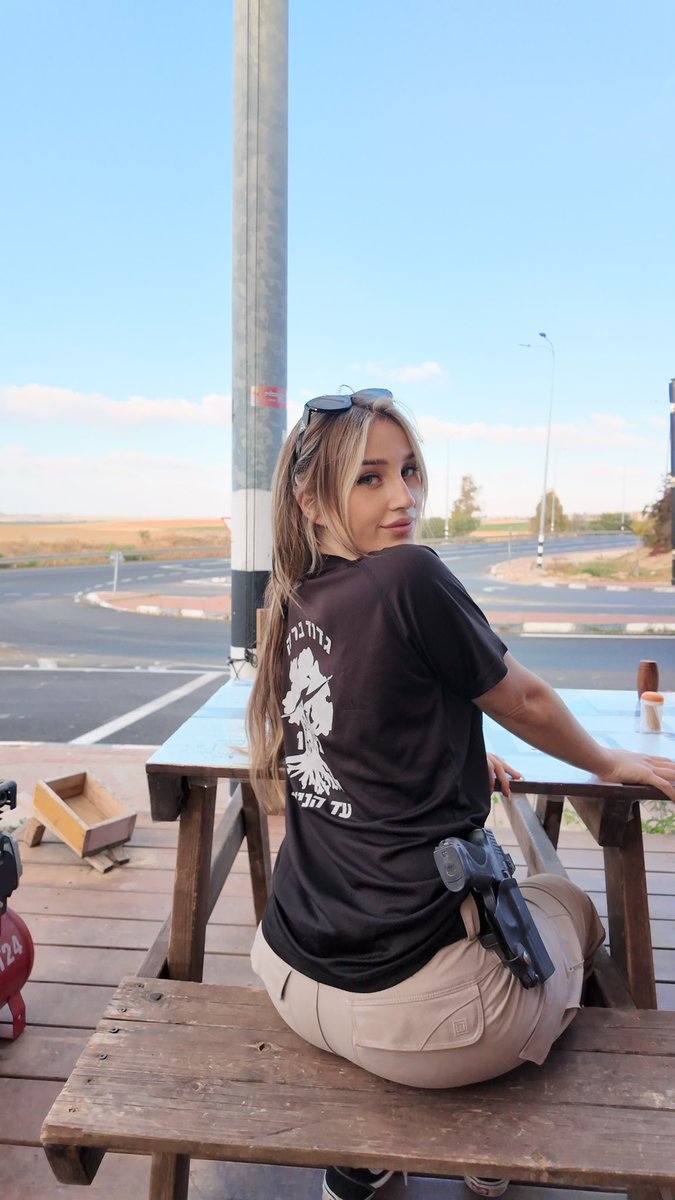 Gun Waifu tweet media