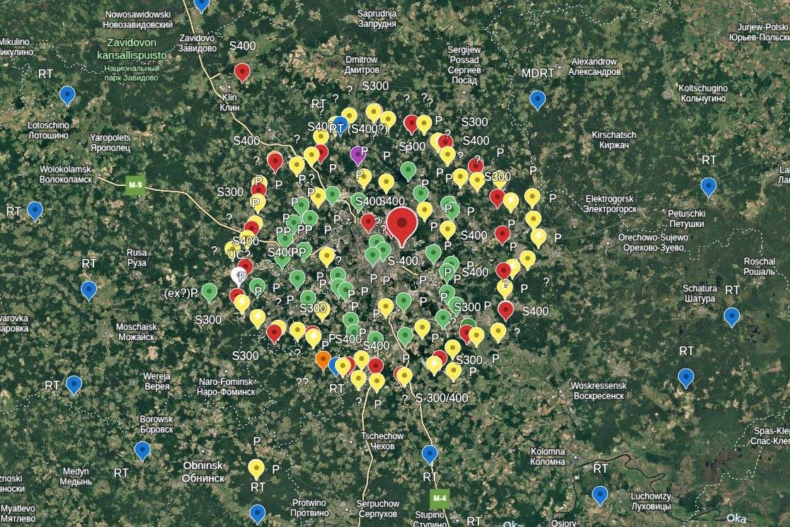 clashreport's tweet image. Satellite images show Russia has built a dense air defense ring around Moscow, deploying Pantsir-S1, S-300, and S-400 systems along the A-107 highway within 50 km of the city. 
Many sites feature elevated “anti-air towers” for better visibility against low-flying drones.