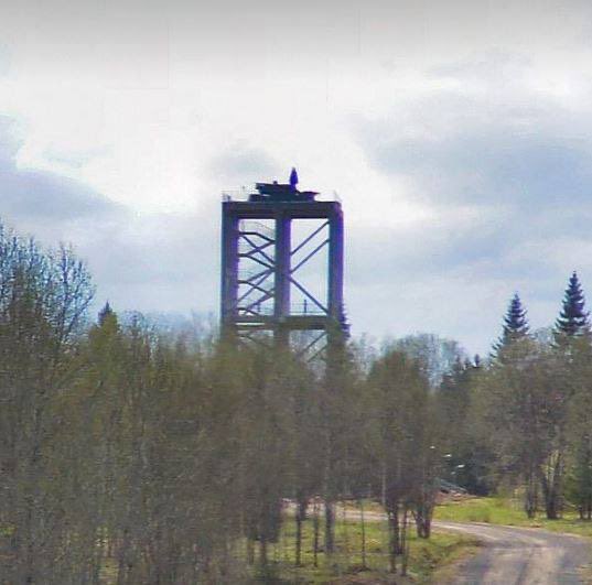 clashreport's tweet image. Satellite images show Russia has built a dense air defense ring around Moscow, deploying Pantsir-S1, S-300, and S-400 systems along the A-107 highway within 50 km of the city. 
Many sites feature elevated “anti-air towers” for better visibility against low-flying drones.