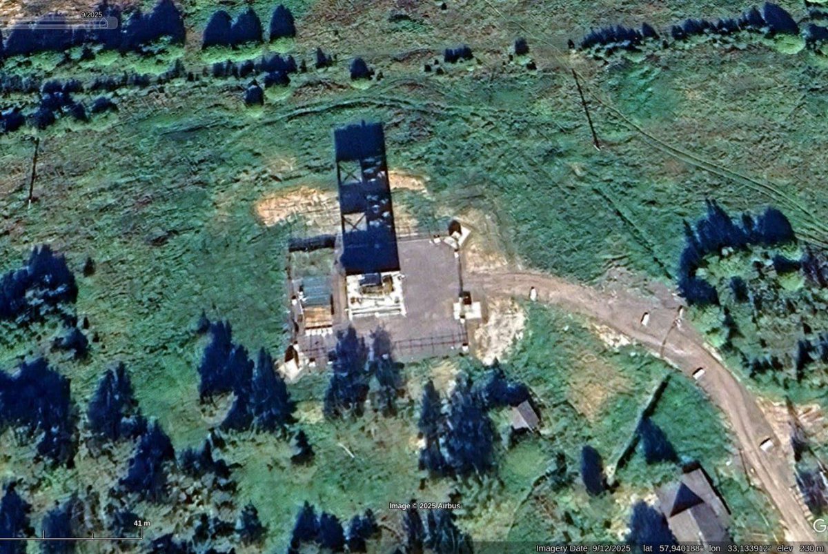 clashreport's tweet image. Satellite images show Russia has built a dense air defense ring around Moscow, deploying Pantsir-S1, S-300, and S-400 systems along the A-107 highway within 50 km of the city. 
Many sites feature elevated “anti-air towers” for better visibility against low-flying drones.