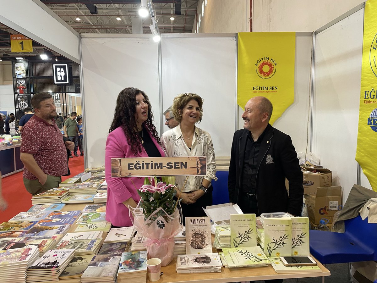 Bu yıl İkincisini düzenlediğimiz İHSAN YILMAZŞAMLI ÖYKÜ YARIŞMASI’nda finale kalan 15 öyküyü kitap haline getirdik. İhsan Yılmazşamlı’nın “Yeşil Bir Dalın Öyküsü“ şiirinden ilhamla adını verdiğimiz kitabımızla bugün Karadeniz 10. Kitap Fuarındayız