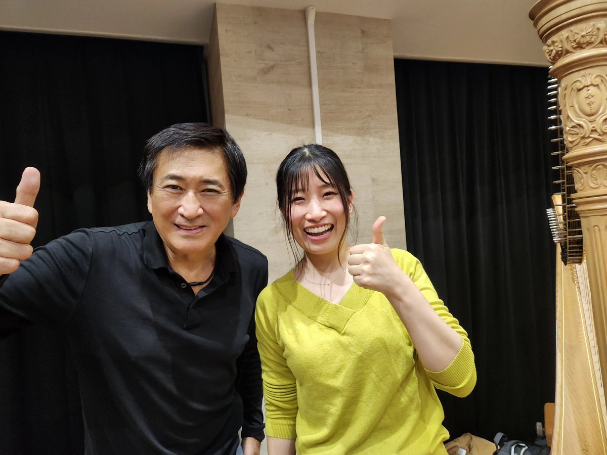 edo_phil's tweet photo. 昨日は藤岡先生、久保先生（N響）や多くのエキストラにも来ていただき全曲練習。藤岡先生より、「進歩しているがまだまだ」「もっと焼肉食べて練習して！」との叱咤激励😅😅😅。あと１ヶ月がんばります。🙋🙋
写真は藤岡先生��ハープエキストラの２Shot。 https://t.co/8vaGZLYyOm