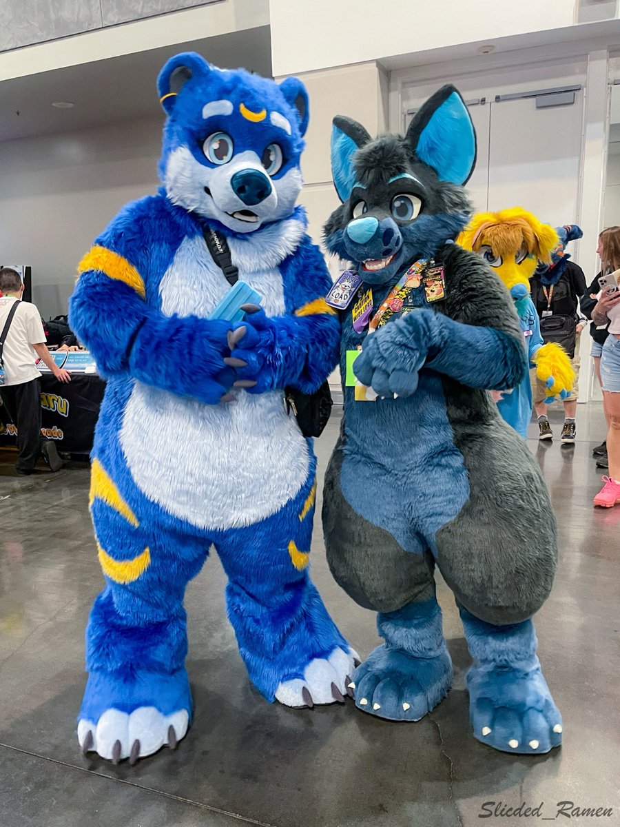 Just a couple of blue dudes 

📸 <a href="/Sliced_Ramen/">Chips mostly on 🦋</a>