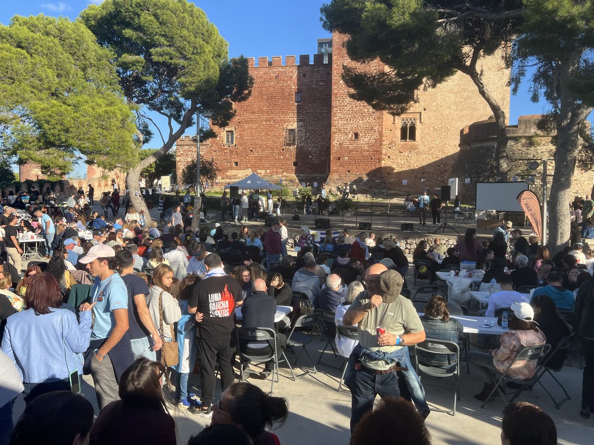 📢 Avui #Castelldefels celebra ser un poble d'acollida que s'enriqueix del seu teixit social, divers i plural.  El nostre #Castell ha acollit una iniciativa veïnal per celebrar la #FiestaUruguayana on hem pogut gaudir de la nostra diversitat social i cultural.
