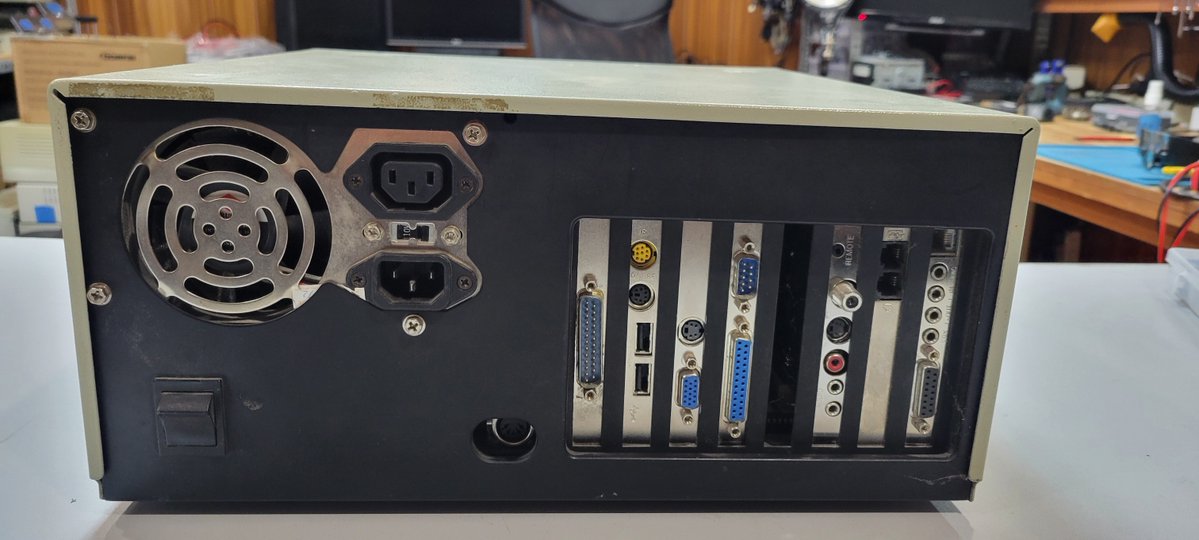 AndrewsTechBrk's tweet image. Next clone looked like XT/286 system – but looks like someone crammed in a K6-2. What is this? Someone’s sleeper PC from back in the day. All this and not a new case?
#retrocomputing #pcclone