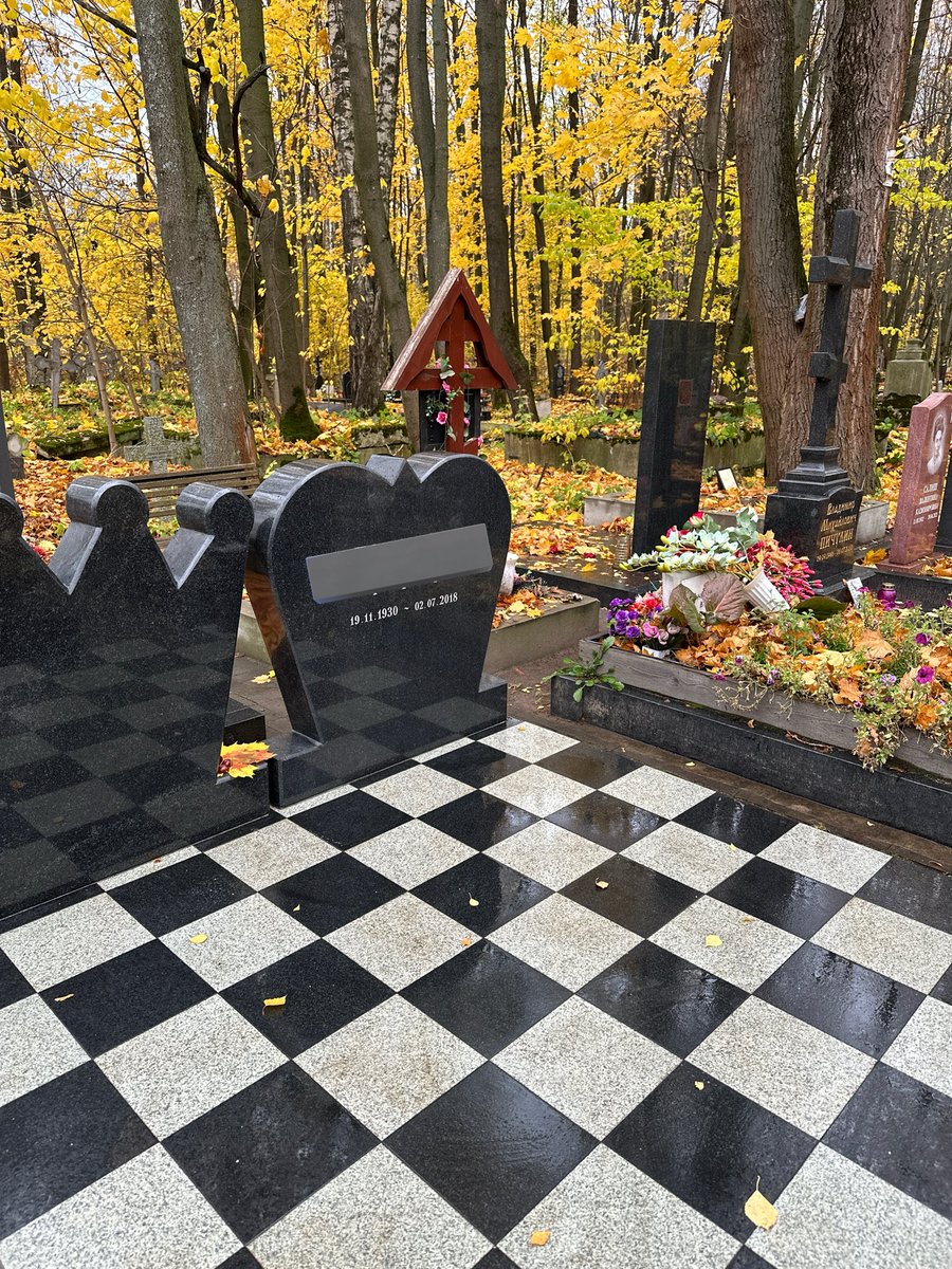 сегодня ходили гулять на Смоленское кладбище и обнаружили просто шикарную могилу шахматиста (мы погуглили)
прошу обратить внимание, что его надгробие это король, а на королеве пока ничего нет. полагаю, что в будущем место для супруги
